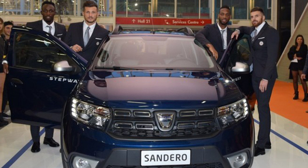 I giocatori dell'Udinese calcio con la nuova Dacia Sandero Stepway