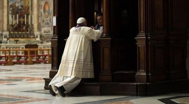 Sorpresa a San Pietro, Papa Francesco si inginocchia e si confessa davanti ai fedeli