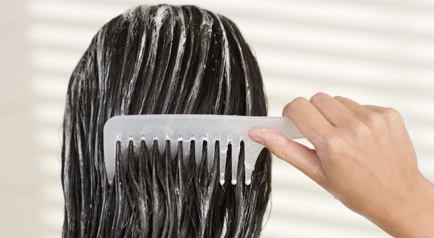 Balsamo per i capelli causa infezioni e irratazioni: ecco i lotti da evitare