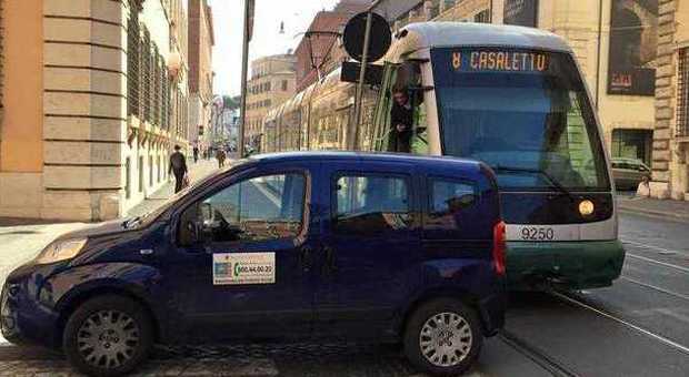 Tram bloccato dall'auto dell'assessorato alle politiche sociali: la protesta è on line