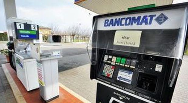 Paga il pieno di benzina con banconote false