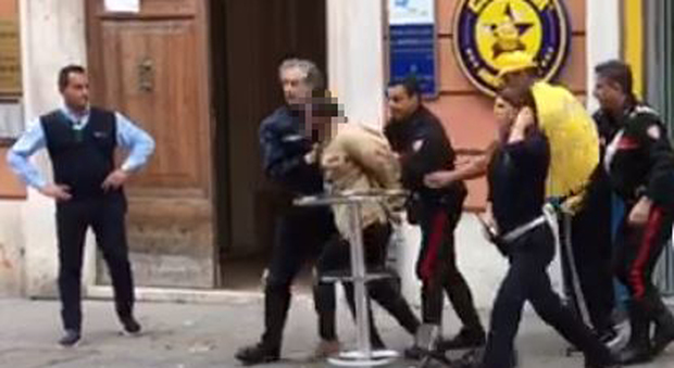 Ancona, raptus di violenza sul Corso picchia passanti e vigili. Arrestato