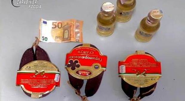 Offre salsicce e liquori ai carabinieri per evitare la multa da 180 euro: arrestato a Cerignola