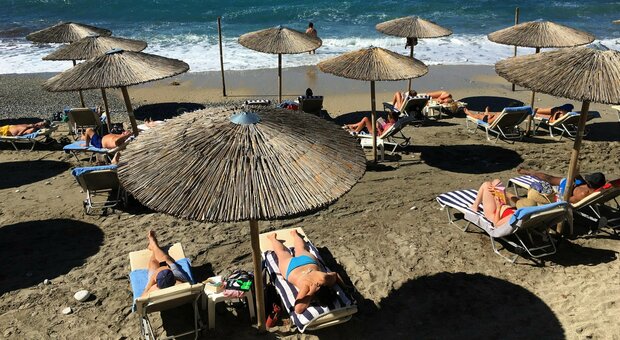 Grecia, riaprono bar e spiagge. Dal 15 via libera ai turisti