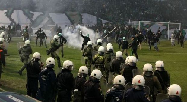 Gli scontri tra ultras del Panathinaikos e polizia (Ansa)