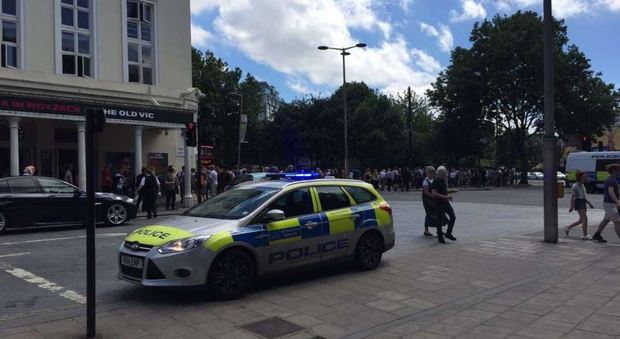 Londra, evacuato un teatro: centinaia di persone in strada per un flaso allarme