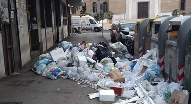 Torna l'emergenza rifiuti a Napoli: i sacchetti coprono per intero il marciapiede a Fuorigrotta