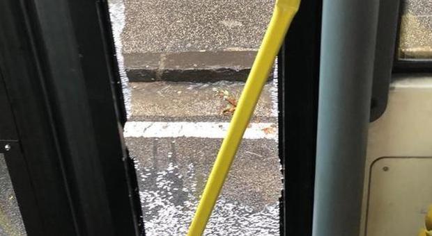 Lancia un martello contro il bus dopo una lite: vetro in frantumi, panico a bordo