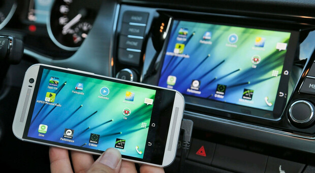 Una connessione tra smartphone e display touch dell'auto, l'uso durante la guida distrae pericolosamente