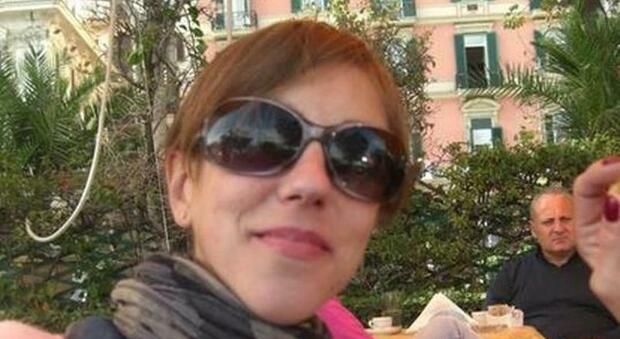 Non risponde ai famigliari, i carabinieri entrano in casa e la trovano morta: «Un malore». Silvia aveva 42 anni