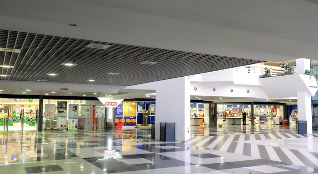 L'interno del centro commerciale le torri e l'ingresso del supermercato coop