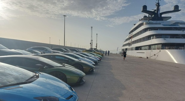 Il super yacht Emerald Azzurra accolto in porto da oltre 100 Lamborghini