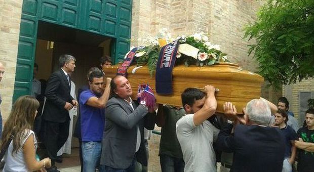 Petritoli, commozione ai funerali dell'uomo ucciso a Martinsicuro