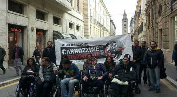 "Teramo umilia i disabili",la protesta di Carrozzine determinate
