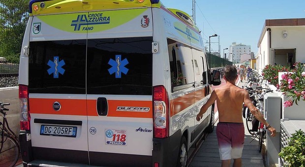 Pesaro, ragazza di 17 anni rischia di annegare: salvata in extremis