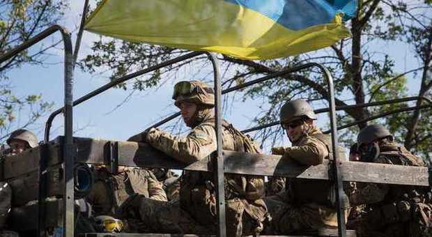 Ucraina, convoglio russo di aiuti attraversa la frontiera. Ue, via alle sanzioni