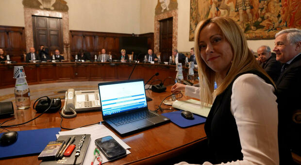 Il momento conclusivo del video, nella sala del Consiglio dei ministri a Palazzo Chigi