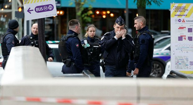 Parigi, donna grida «Allah Akbar», polizia spara. Paura alla stazione Bibliothèque François-Mitterrand