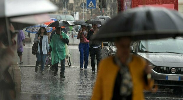 Meteo, allerta in 12 regioni. A Milano arrivano i temporali, strade chiuse a Livorno. A Roma prevista bomba d'acqua