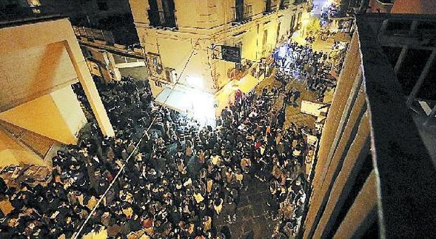 Movida blindata a Napoli, stop alla vendita di alcolici in vetro
