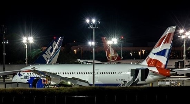 British Airways, paura a bordo: atterraggio d'emergenza a Londra per un aereo proveniente da Napoli