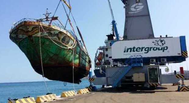Latina, il peschereccio che trasportava immigrati sarà demolito a Gaeta