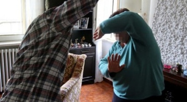 Napoli, picchia la madre davanti al fratello per avere i soldi per la droga: arrestato 21enne