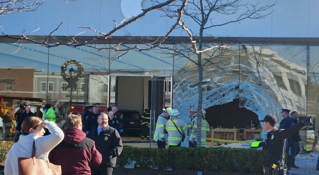 Suv si schianta sulla vetrina di un Apple Store: un morto e 16 feriti, orrore vicino a Boston