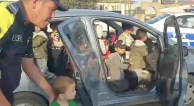 Insegnate porta 25 bambini a casa dalla scuola con la sua auto, arrestata. Lei confessa: «Lo faccio spesso»