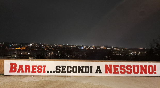 Striscione dei tifosi del Bari contro De Laurentiis a Roma: «Secondi a nessuno»