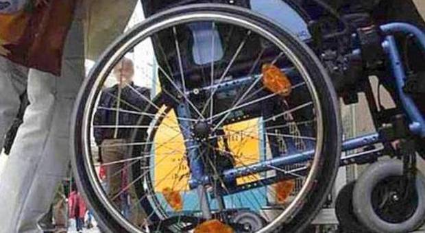 Torino, donna precipita con la sedia a rotelle ​dalle scale e muore in una casa di cura