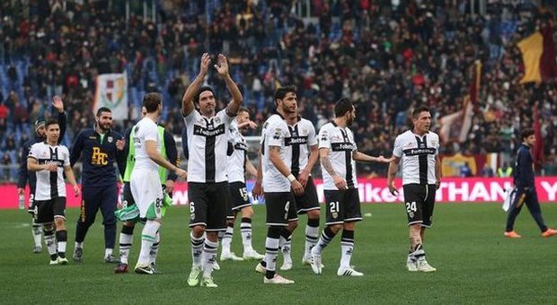 Il Parma torna in campo, ma il salvataggio è a tempo determinato