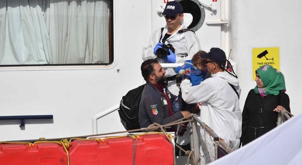 Migranti, donna muore di parto su spiaggia libica, il marito prende con sè il neonato e arriva a Lampedusa