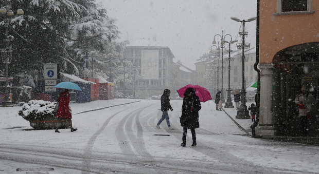 Arriva la neve, città imbiancate. Gelo, ferrovia in tilt a Trieste. A Venezia manto di 5 cm