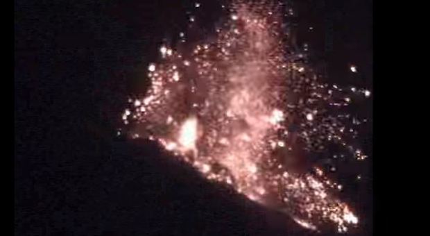 Stromboli, spettacolare esplosione nella notte: lava dal cratere "N2"