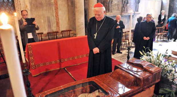 Il Card. Scola prega sulle spoglie del Patriarca Marco Cè