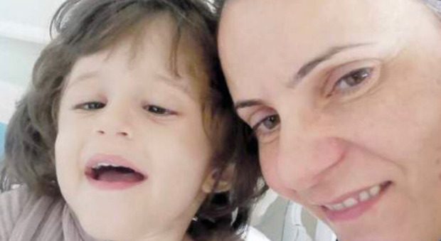 Mamma salva figlia di 3 anni: «Greta stava morendo e i donatori tardavano: le ho dato il mio fegato»
