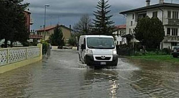 Diluvia: strade e cantine allagate, esonda il canale Lugugnana