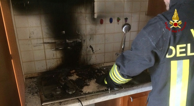L'olio sul fornello: cucina in fiamme Donna intossicata dal fumo