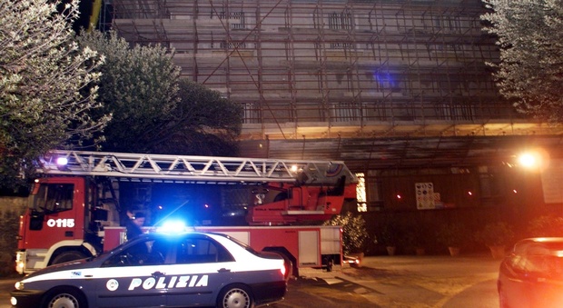 Roma, appartamento in fiamme a Portuense agenti salvano un uomo privo di sensi in salone