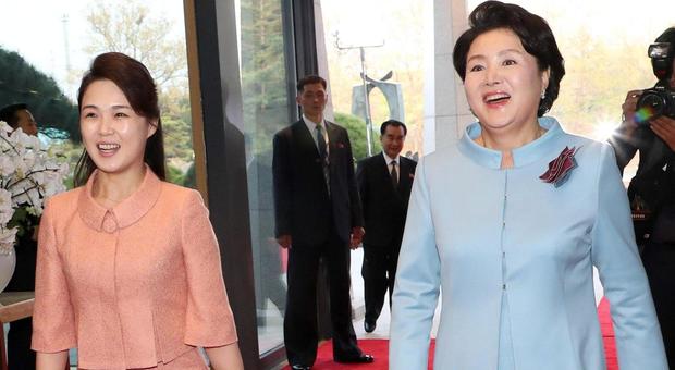 Le first lady delle due Coree a confronto: Ri Sol-ju in rosa, Kum Jung-sook in azzurro