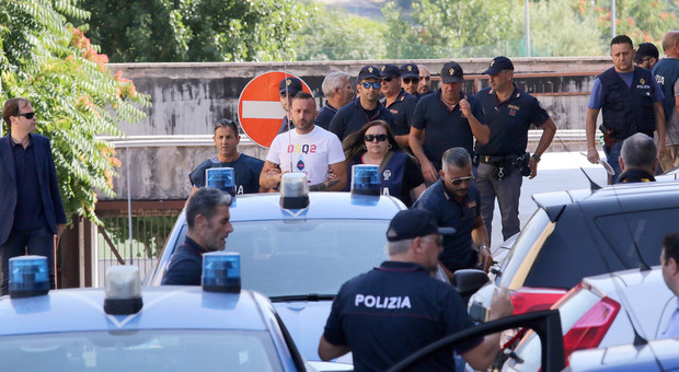 Maxi blitz della polizia a Benevento: scoperto bunker nel mobile letto