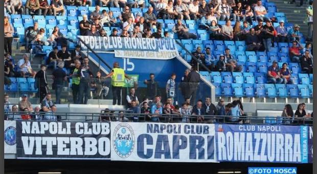 Lo striscione del Napoli club Capri
