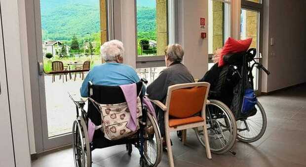 Covid in Campania, 24 positivi in una casa per anziani nel Napoletano