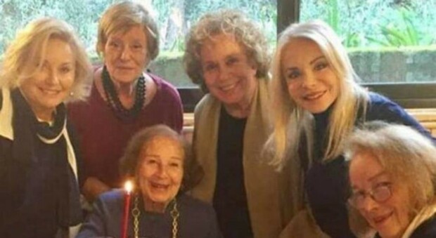 Nicoletta Orsomando compie 92 anni, le Signorine buonasera le fanno festa