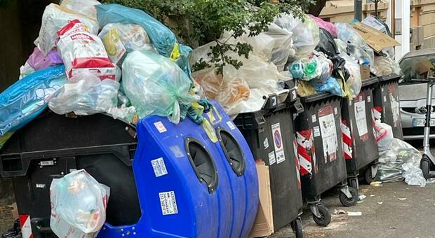 Roma, emergenza rifiuti senza fine: via Ajaccio invasa dalla spazzatura FOTO