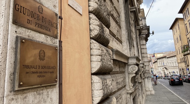 Dossieraggio su politici e vip: inchiesta a Perugia partita da una denuncia del ministro Crosetto