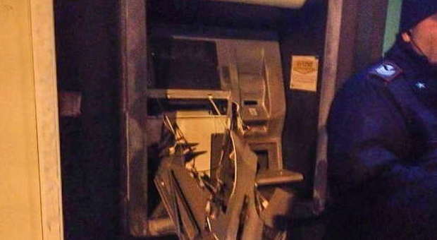 Banditi all'opera la notte di Natale: assalto al bancomat col carro attrezzi