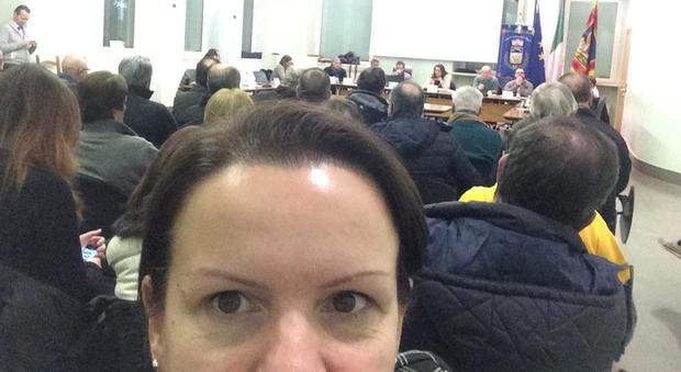 L'on. Mara Bizzotto scatta un selfie in municipio