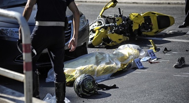 Roma, schianto tra due auto e due moto: muore un ragazzo